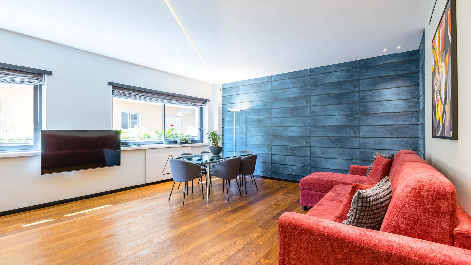 Living room in Santopaolo 1 with dining area, sofa and hardwood floors, 90 sqm apartment in Chiaia Naples