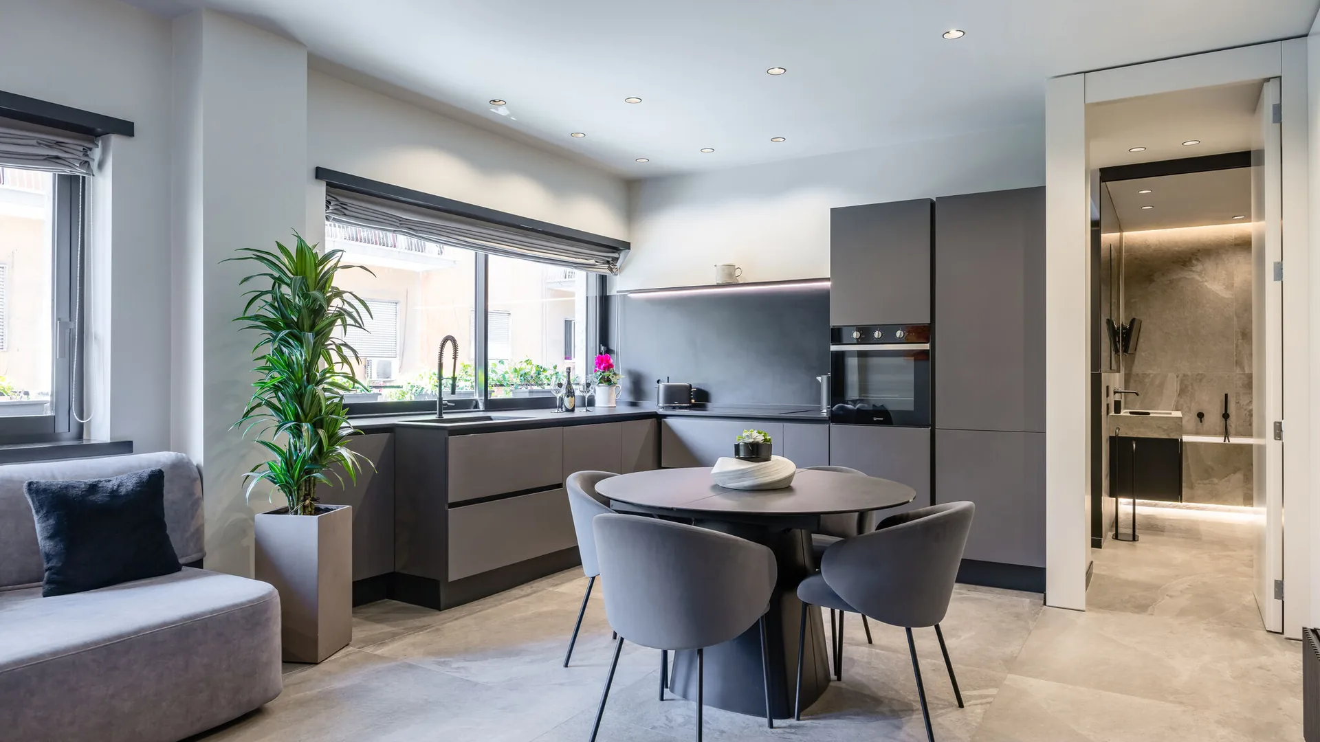 Open plan living in Santopaolo 2 with fitted kitchen, dining table and bathroom access, 60 sqm apartment in Chiaia