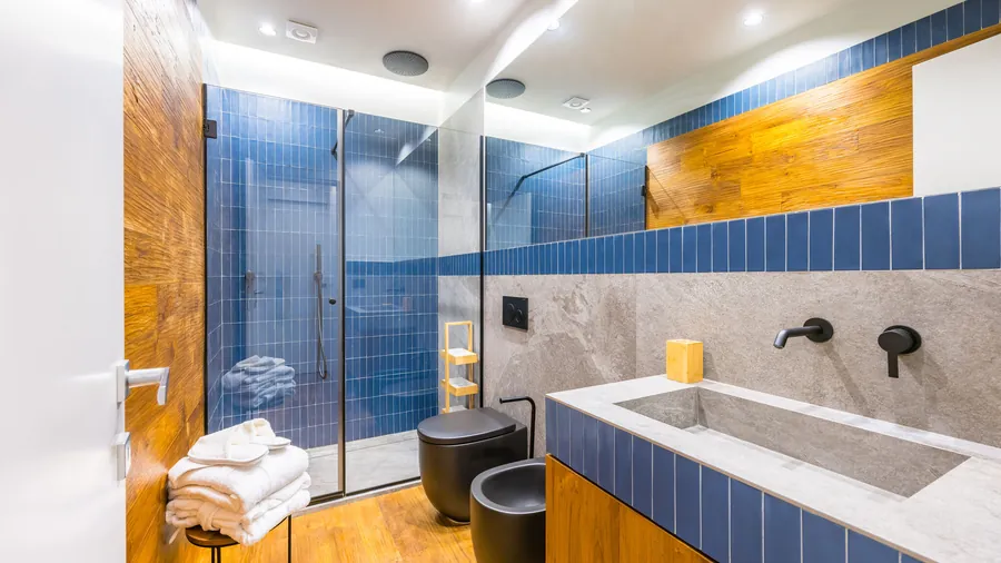 Bagno Santopaolo 3 con doccia, ceramica blu verticale, legno e lavabo in pietra
