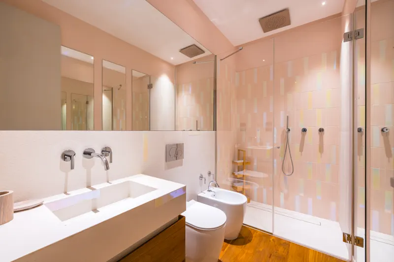Secondo bagno di Santopaolo 1, lavabo, sanitari e doccia in vetro con piastrelle rosa