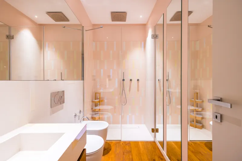 Il secondo bagno di Santopaolo 1 con lavabo, specchio e doccia