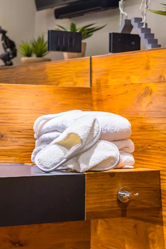 Asciugamani e ciabattine sul piano in legno del bagno, Santopaolo 1