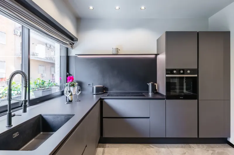Cucina di Santopaolo 2, colonna forno e finestra sul cortile