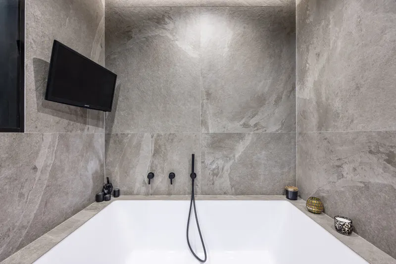 Vasca da bagno con TV a parete, Santopaolo 2