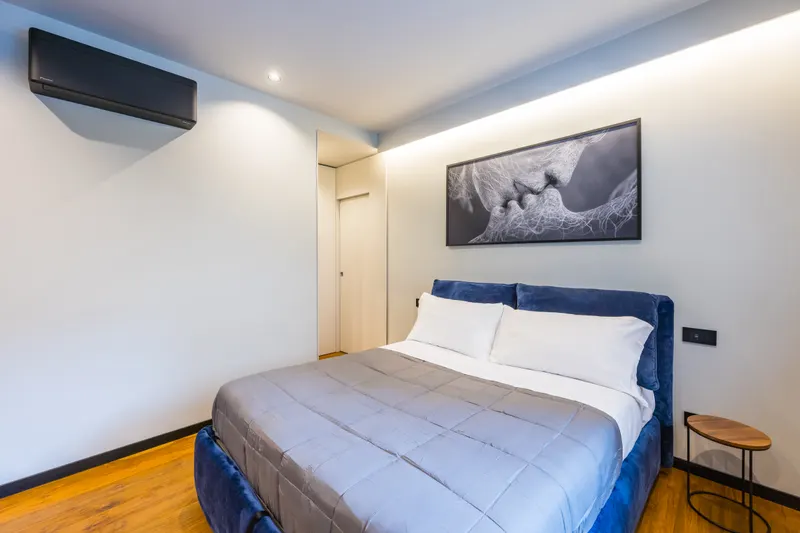 Letto matrimoniale e parquet, camera di Santopaolo 3