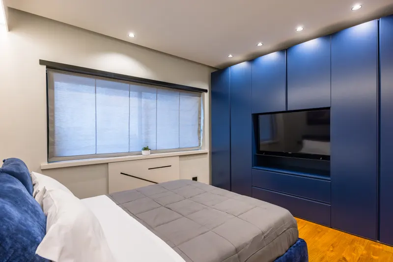 Camera di Santopaolo 3, letto, finestra e armadio blu