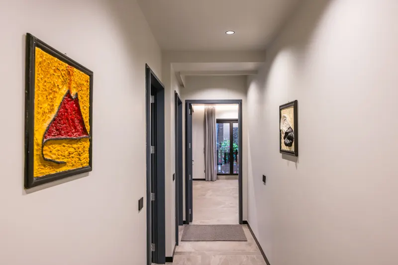 Corridoio d'ingresso di Santopaolo 3 con i quadri