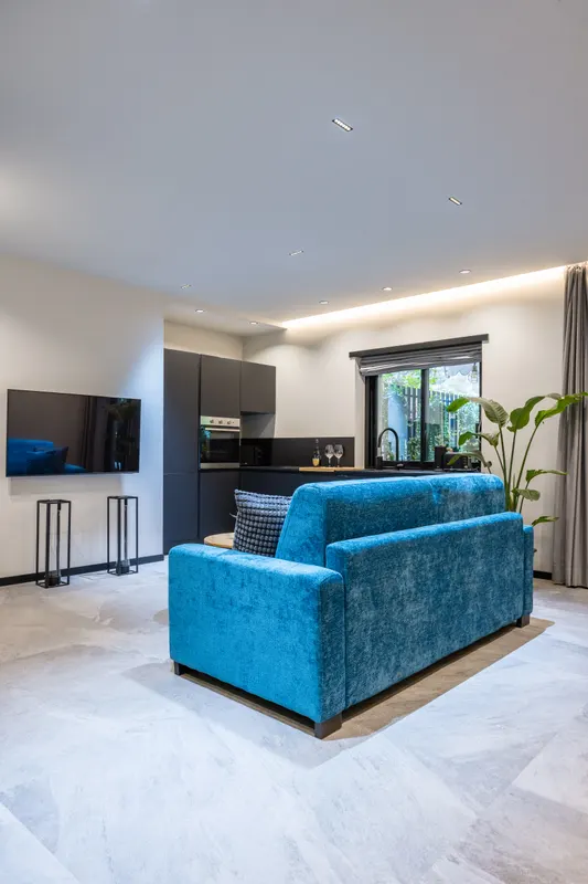 Divano blu e cucina, Santopaolo 4