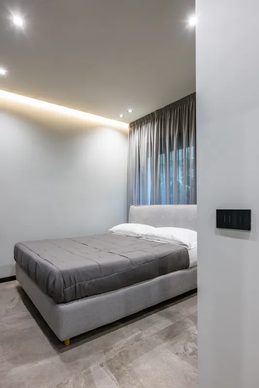 Letto matrimoniale con copriletto grigio, Santopaolo 4