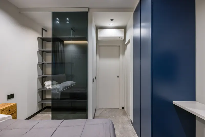 Passaggio con cabina armadio verso il bagno, camera di Santopaolo 4