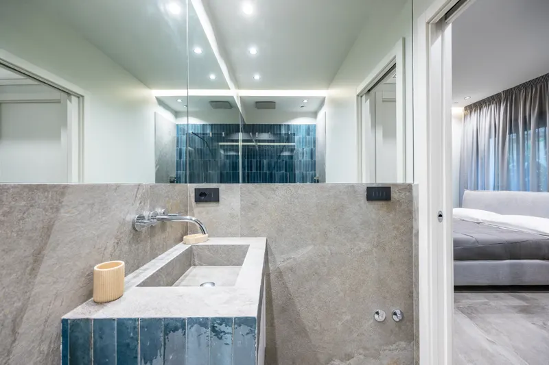 Lavabo, specchio e vetrata sulla camera, bagno di Santopaolo 4