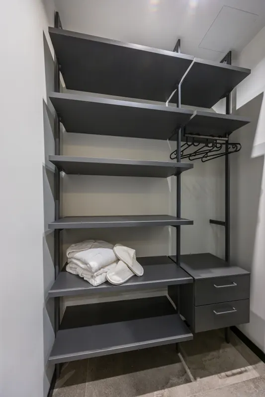 Cabina armadio con ripiani e asciugamani, Santopaolo 4