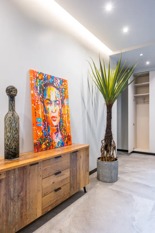 Quadro, vaso e pianta sulla credenza, Santopaolo 4