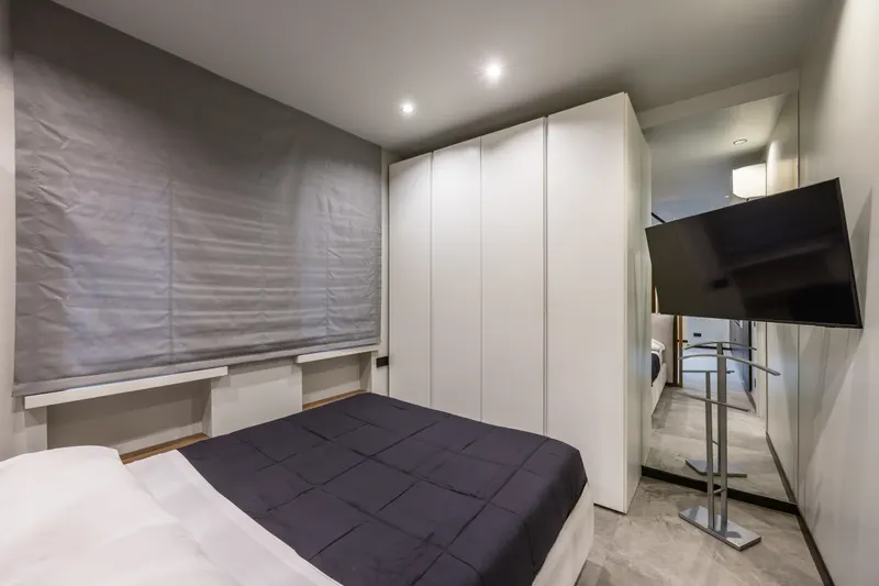 Letto, armadio e TV, Santopaolo 5