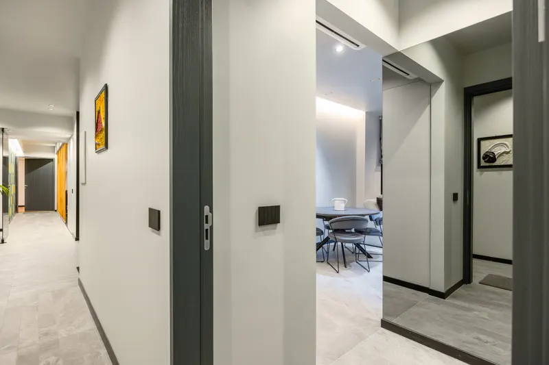 Ingresso di Santopaolo 5 con i quadri e vista sulla zona pranzo