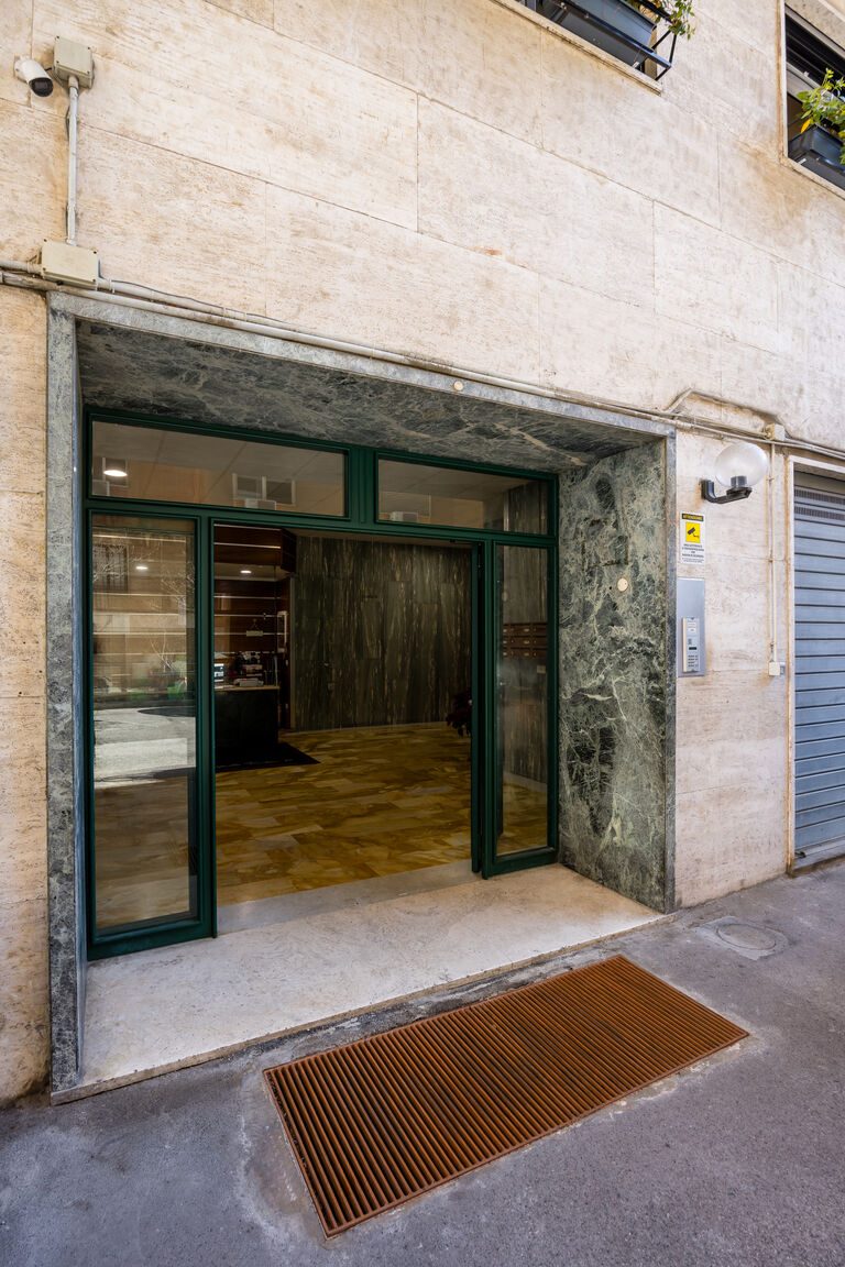 Facciata palazzo Santopaolo con cornice marmo verde, ingresso Via Santa Maria a Cappella Vecchia