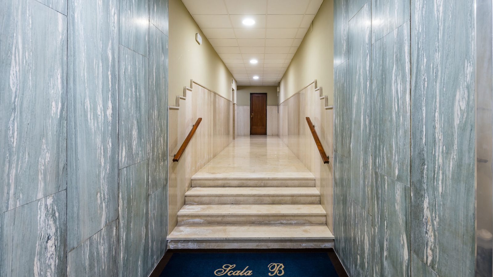 Corridoio Scala B palazzo Santopaolo, marmi e finiture di pregio, Chiaia Napoli