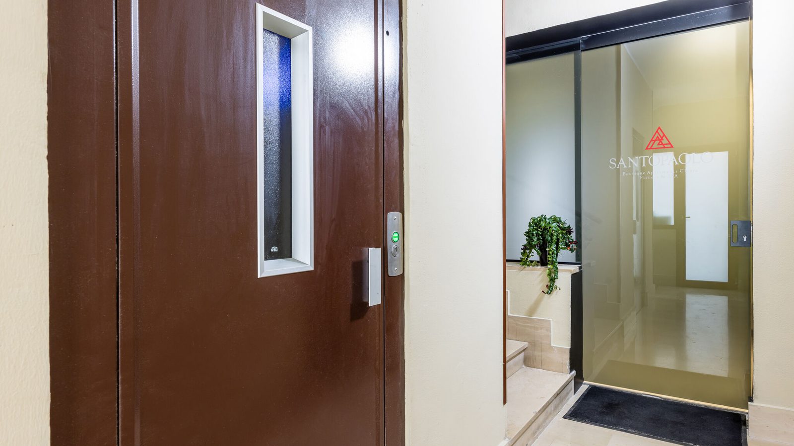 Ascensore e porta vetro smerigliato Santopaolo Wellness, piano wellness dello stabile