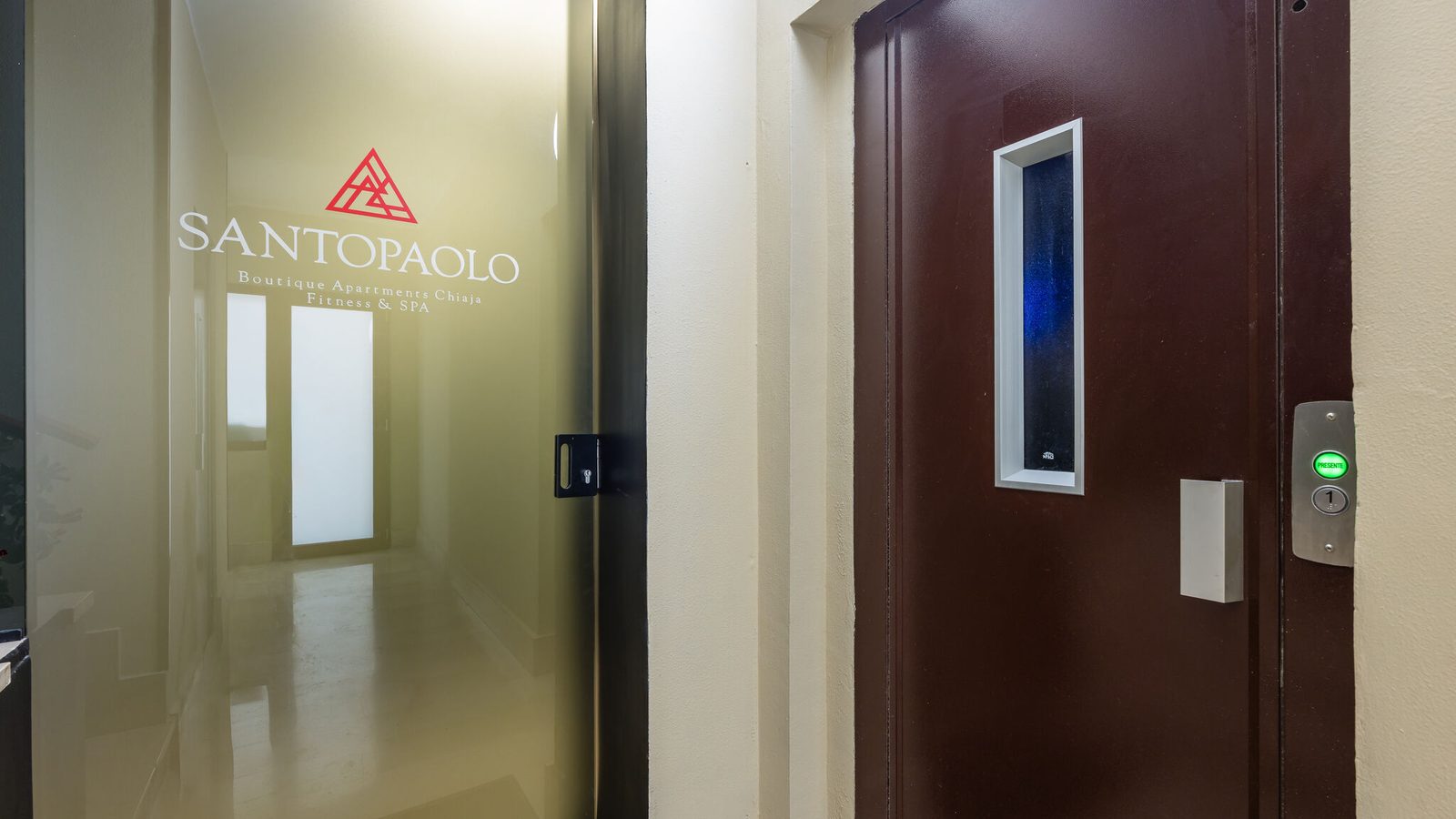 Ingresso Santopaolo Fitness & SPA con porta vetro brandizzata, Chiaia Napoli