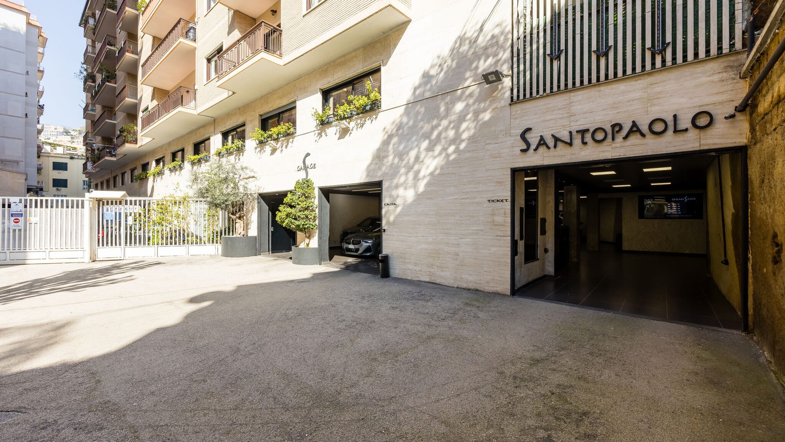 Facciata esterna palazzo SANTOPAOLO, insegna e parcheggio coperto, Chiaia
