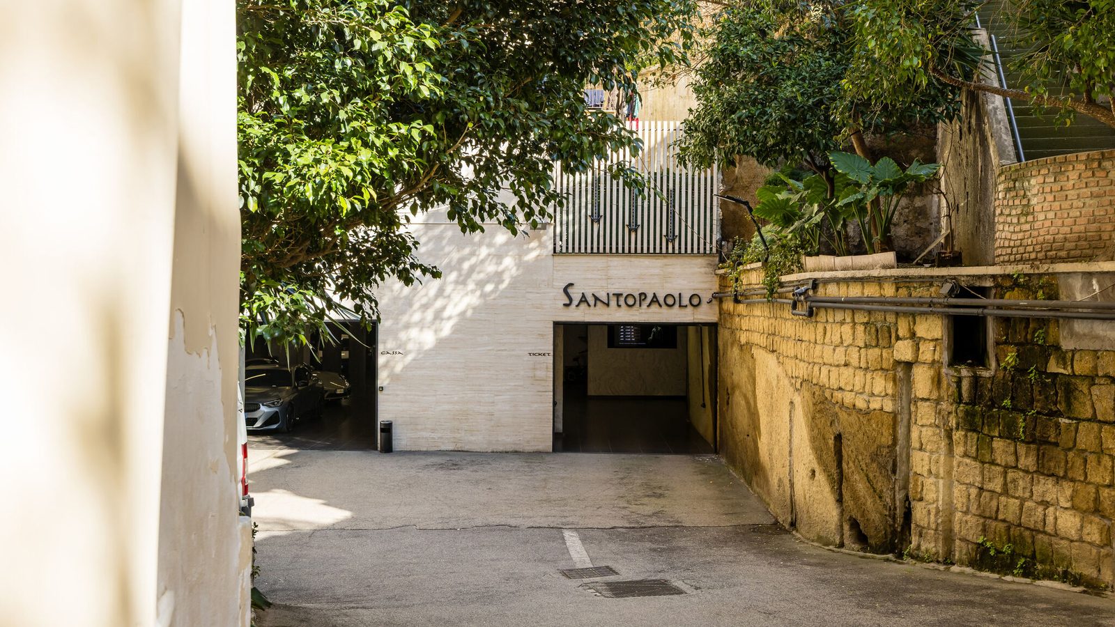 Vista esterna palazzo Santopaolo Apartments da angolazione differente, parcheggio