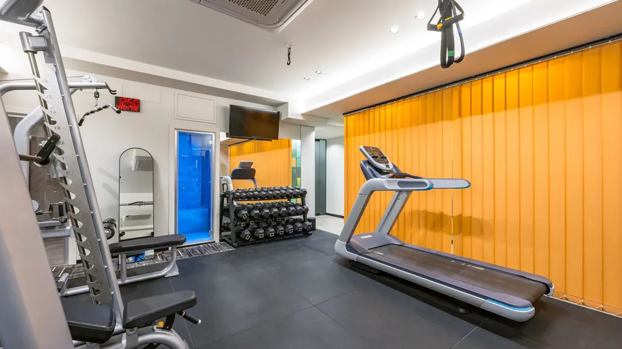 Palestra Santopaolo con tapis roulant, rack manubri e accesso al bagno turco